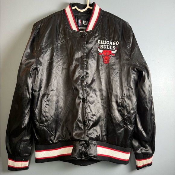Chicago Bulls Ultra Game VTG NBA Jacket Black Red Satin Quilted Lining SZ Medium - Picture 1 of 6